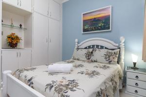 Giường trong phòng chung tại Beautiful 3 bedroom condo by Copacabana Beach