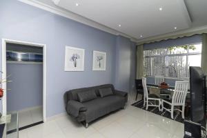 Khu vực ghế ngồi tại Beautiful 3 bedroom condo by Copacabana Beach