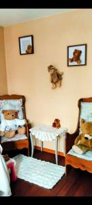 une pièce avec deux ours en peluche assis sur des chaises dans l'établissement Chambre douillette, à Buhl