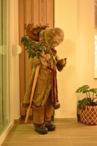 Ein Teddybär in einem Kostüm steht in einem Zimmer in der Unterkunft KooKai - Luxury Living in Peraia