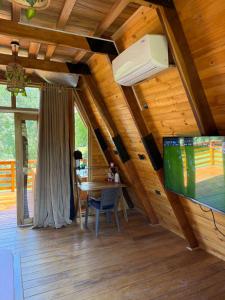 a living room with a tv and a dining table at Refugio en el Mar in Arboletes