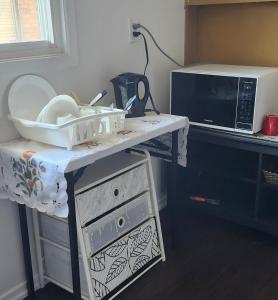 Nhà bếp/bếp nhỏ tại King Bed Ensuite Toilet Central Mississauga