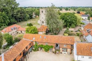 - une vue aérienne sur un village avec des maisons et une tour dans l'établissement Mulberry Coach House, à East Rudham