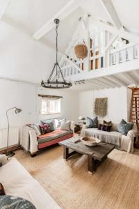 un salon avec deux canapés et une table dans l'établissement Mulberry Coach House, à East Rudham