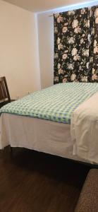 Giường trong phòng chung tại King Bed Ensuite Toilet Central Mississauga