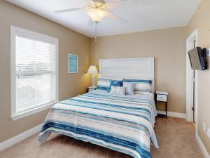 Un dormitorio con una cama y un ventilador de techo. en Silver Shores Unit 8, en Tybee Island 9 fotos más
