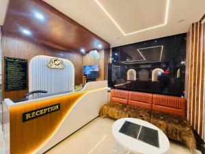 Una habitación con un mostrador de recepción y un baño. en Hotel JK Palace, en Ujjain