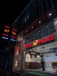 Una vista de un palacio de hotel por la noche. en Hotel JK Palace, en Ujjain