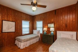 Un dormitorio con dos camas y un ventilador de techo. en M.S. Whaley, en Edisto