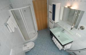 a bathroom with a toilet and a shower and a sink at Ferienwohnungen Gamper in Tesimo