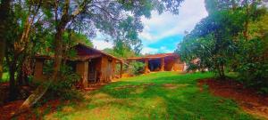 een huis in het midden van een tuin met bomen bij cachoeira do nono in Socorro +32 foto's