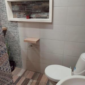 bagno con servizi igienici bianchi e parete in mattoni di Departamento de 2 dormitorios en la Victoria, cerca de las Universidades con garaje gratis a Ibarra Altre 29 foto