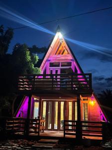 Budova, kde se kemp nachází