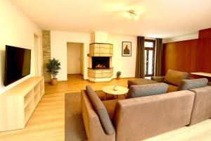 ein Wohnzimmer mit Couch und Kamin in der Unterkunft Großes Ferienhaus in Siegen-Kreuztal auch für Monteure in Kreuztal