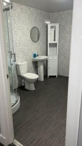 Ένα μπάνιο στο Whole property in Kirkcaldy Fife