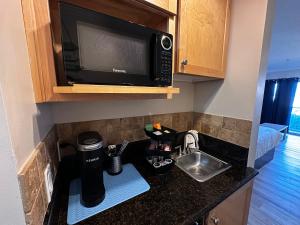 Una encimera de cocina con un microondas y un fregadero. en Inn at the Shore, en Seaside 76 fotos más
