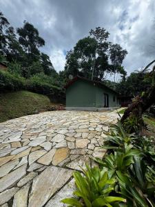 eine Steinauffahrt mit einem Gebäude im Hintergrund in der Unterkunft Casa Okê Paraty in Paraty