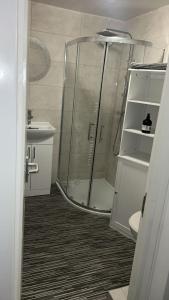 Ένα μπάνιο στο Whole property in Kirkcaldy Fife