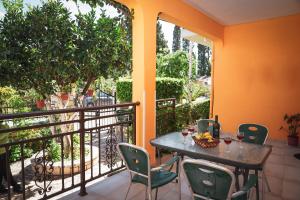 un balcon avec une table et des chaises sur un balcon dans l'établissement Corfu Dream Fani, à Ýpsos