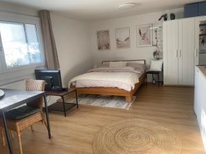 Giường trong phòng chung tại Magnifique studio dans une villa