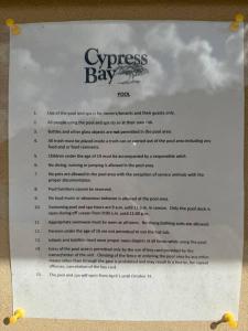 ein weißes Blatt Papier mit getipptem Dasyasyasyasyasyasyasy in der Unterkunft Cypress Bay Getaway in Little River