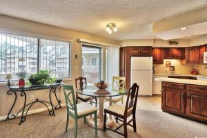 eine Küche mit Tisch und Stühlen und einem Kühlschrank in der Unterkunft Cypress Bay Getaway in Little River