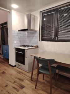 Η κουζίνα ή μικρή κουζίνα στο davit batoni small house +4 φωτογραφίες