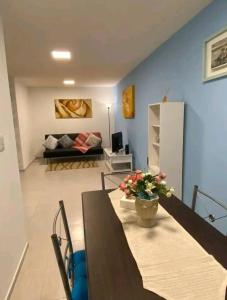 a living room with a table and a couch at Departamento en Alquiler en Carlos Paz in La Porteña