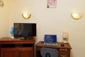 Μια τηλεόραση ή/και κέντρο ψυχαγωγίας στο L'Oustal 3 chambres avec grand jardin parking gratuit