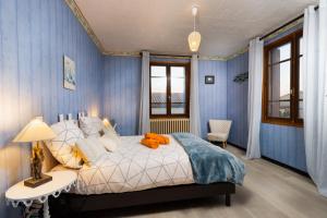 Ένα ή περισσότερα κρεβάτια σε δωμάτιο στο L'Oustal 3 chambres avec grand jardin parking gratuit