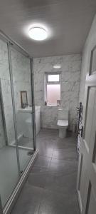 ein Badezimmer mit Dusche und Toilette und einem Fenster in der Unterkunft 1BR London Home Private Bathroom and Kitchen 10min to Heathrow in Cranford