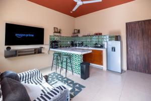 Η κουζίνα ή μικρή κουζίνα στο Starlink Wi-Fi, 4min to Beach & Downtown, Laundry Service Included, PetsOK