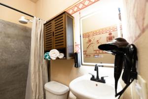 Ένα μπάνιο στο Starlink Wi-Fi, 4min to Beach & Downtown, Laundry Service Included, PetsOK +14 φωτογραφίες