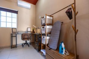 Χώρος καθιστικού στο Starlink Wi-Fi, 4min to Beach & Downtown, Laundry Service Included, PetsOK