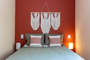 Ένα ή περισσότερα κρεβάτια σε δωμάτιο στο Starlink Wi-Fi, 4min to Beach & Downtown, Laundry Service Included, PetsOK +14 φωτογραφίες