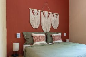 Ένα ή περισσότερα κρεβάτια σε δωμάτιο στο Starlink Wi-Fi, 4min to Beach & Downtown, Laundry Service Included, PetsOK