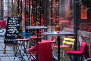 Velvet Sky Residence - InnerTown & Garage في بودابست: مجموعة طاولات وكراسي أمام متجر
