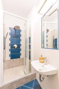 Velvet Sky Residence - InnerTown & Garage في بودابست: حمام أبيض مع حوض ودش +10 صور