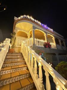 Una escalera que conduce a una casa con luces de Navidad en Holibai, Serenidade, Escapada navideña de lujo frente al mar con spa privado y cerca de las mágicas luces de Vigo, en Baiona