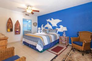 ein Schlafzimmer mit einem Bett und einer blauen Wand in der Unterkunft Sonoran Spa E401 in Campo del Medio