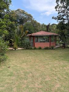 a small house in the middle of a yard at Marcos Araújo in Mairinque