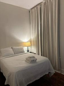 Кровать или кровати в номере Modern Cajun Retreat Near Downtown