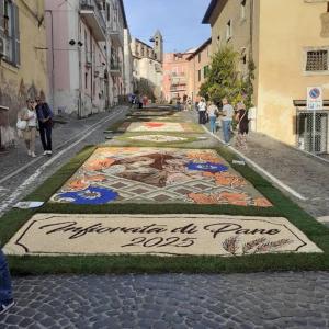 Una calle con una pintura en el suelo en La Magia del Borgo, en Genzano di Roma 9 fotos más