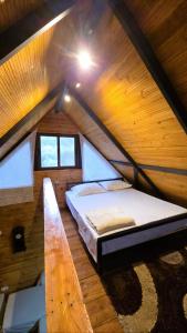 Ένα ή περισσότερα κρεβάτια σε δωμάτιο στο Villa Llanaj