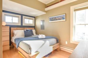 Voodi või voodid majutusasutuse Gas Fireplace Front Patio & Parking Spot toas +12 fotot