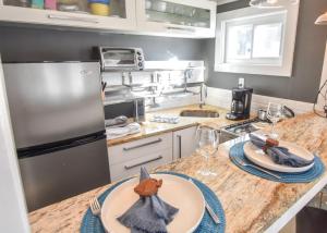 Kuchyň nebo kuchyňský kout v ubytování Gas Fireplace Front Patio & Parking Spot + 14 fotografií