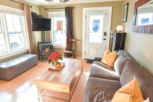 Posezení v ubytování Gas Fireplace Front Patio & Parking Spot