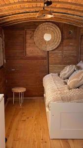 een slaapkamer met een bed en een tafel erin bij Cabane front de mer in Saint-Brieuc