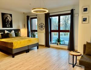 Una cama o camas en una habitación de Bookowska Dal Cuore Apartment 22 fotos más