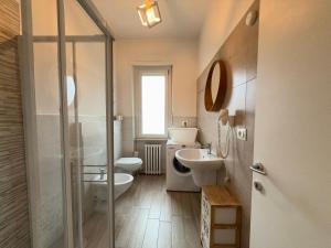 Ένα μπάνιο στο Private Parking, with Hill View